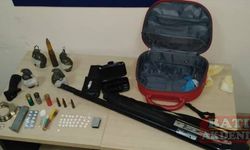 Hatay'da bir evde el bombası ve mühimmat ele geçirildi