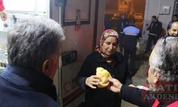 Hatay'da deprem sonrası evlerine giremeyen vatandaşlara çorba dağıtıldı