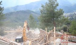 Kaş’ta 12 kaçak villa yıkıldı