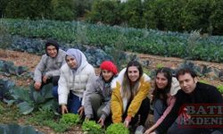 Mersin'de özel öğrenciler dikimini yaptıkları sebzeleri hasat etti