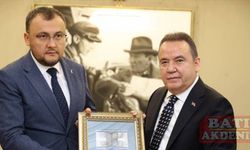 Ukrayna Büyükelçisi Bodnar, Antalya Büyükşehir Belediye Başkanı Böcek'i ziyaret etti: