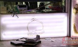  İzmir'in Konak ilçesinde bir kuyumcuya giren hırsızlar yaklaşık 5 bin lira değerindeki gümüşü çaldı.