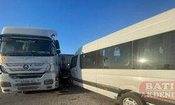 Adana'da tırla çarpışan minibüsteki 18 kişi yaralandı