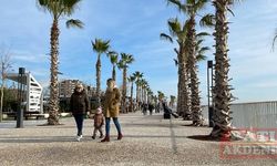 Antalya'da ocakta vatandaşlar ve turistler denize girdi