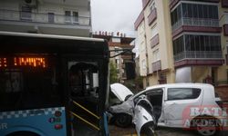 Antalya'da otobüsle çarpışan otomobilin sürücüsü yaralandı