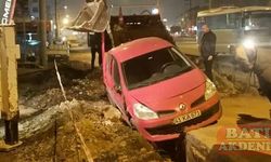 Bir otomobil altyapı çalışmaları için açılan çukura düştü