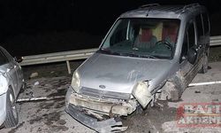 Hafif ticari araç ile otomobilin çarpıştığı kazada 2 kişi yaralandı