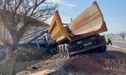 Hatay’da yön tabelasına çarpan kamyon sürücüsü yaralandı