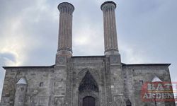 Kar ve soğuk havada camlarını buz tutan esnaf, tüplü ısıtıcılarla buzu çözmeye çalışıyor