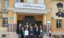 Mersin Cumhuriyet Başsavcısı Öztoprak, ilkokul arkadaşlarıyla eski sınıfında buluştu