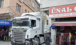 Mersin'de freni arızalanan tır 3 araca ve mağaza duvarına çarptı