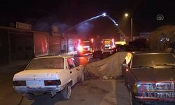 Oksijen tüplerinin bulunduğu iş yerinde çıkan yangın söndürüldü