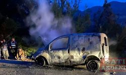 Osmaniye'de seyir halindeki hafif ticari araç yandı