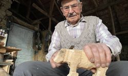 Burdur'da 90 yaşındaki Ahmet dede, eski köy hayatını ahşaba işliyor