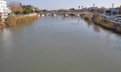 Mersin'de Göksu Nehri'ndeki renk değişimi üzerine inceleme başlatıldı