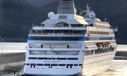 BARTIN - Rusya'dan Amasra'ya gelen yolcu gemisi, şiddetli rüzgar nedeniyle limana çarptı
