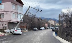 Ehliyetsiz sürücünün kullandığı otomobil önce yayaya ardından direğe çarptı