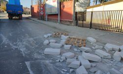 Kamyondan yola dökülen beton bloklar ulaşımı aksattı