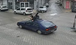 Motosikletle otomobilin çarpıştığı kaza güvenlik kamerasında