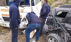 Otomobil ile minibüsün çarpıştığı kazada 7 kişi yaralandı