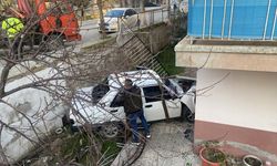 Yoldan çıkan otomobil bir apartmanın bahçesine düştü