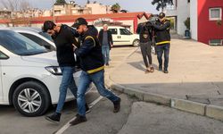 Adana'da kendilerini polis olarak tanıtarak dolandırıcılık yapan 3 zanlı tutuklandı