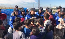 Adana'da polis eşlerinden çocuklara ayakkabı ve mont yardımı