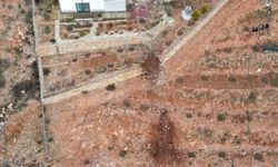Alanya'da dağdan kopan kaya parçaları bahçe duvarlarına zarar verdi