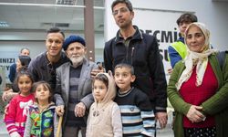 Beşiktaşlı futbolcu Josef de Souza, depremzedeleri ziyaret etti