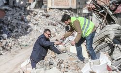 Deprem bölgesinde enkazları gezerek yuvasız kalan güvercinlere sahip çıkıyor