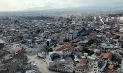 Depremde ağır hasar gören Kurtuluş Caddesi'ni yıkıntı tozları kapladı