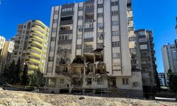 Depremde yıkılan apartmanın zarar verdiği binada yaralandılar