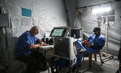 Dr. Öz ve Prof. Dr. Yerebakan'dan ABD'li STK'nin kurduğu sahra hastanesine ziyaret