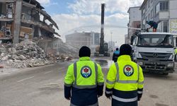 Elbistan'da depremlerde ağır hasar gören binaların yıkımına başlandı