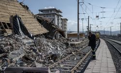 Eşini ve kızlarını hayattan koparan afette kurtarılan oğluyla teselli buluyor