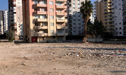 Eşinin ilaçlarını almak için girdiği evlerinde 7,6 büyüklüğündeki depreme yakalandı