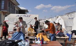 Gönüllü berber ve kuaförler, Afşin'de depremzedelere ücretsiz hizmet veriyor