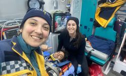 Görevliyken ambulansla izin gününde karavanıyla depremzedelerin yardımına koşuyor