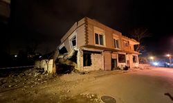 Hatay merkezli depremde Osmaniye'de boşaltılan 2 katlı binanın bir bölümü yıkıldı