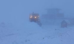 Hatay'da belediye ekipleri karla mücadele çalışmalarını sürdürüyor