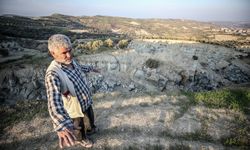 Hatay'da devasa deprem yarığı oluşan zeytinliğin sahibi şaşkınlığını üzerinden atamıyor