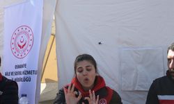 İşaret dili tercümanları deprem bölgesinde işitme engellilerin "sesi" oldu