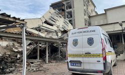 İskenderun Devlet Hastanesinin depremde çöken bölümünde arama kurtarma çalışması sürüyor