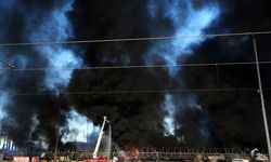 İskenderun Limanı'nda deprem sonrası çıkan yangına müdahale sürüyor