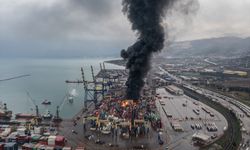 İskenderun Limanında depremde devrilen konteynerlerde yangın çıktı