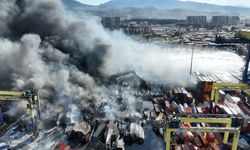 İskenderun Limanı'ndaki konteyner yangınını söndürme çalışmaları dronla görüntülendi
