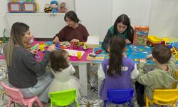 Isparta'da depremzede çocuklar, afetin izlerini oyunla silmeye çalışıyor