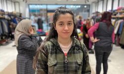 Isparta'ya gelen depremzede, yardım mağazasında gönüllü oldu