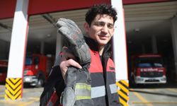 İtfaiye erinin eldiveninin teki depremin ardından enkazdan çıkardığı çocukta kaldı