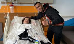 Josef de Souza, depremden 128 saat sonra enkazdan çıkarılan Arda'ya formasını hediye etti